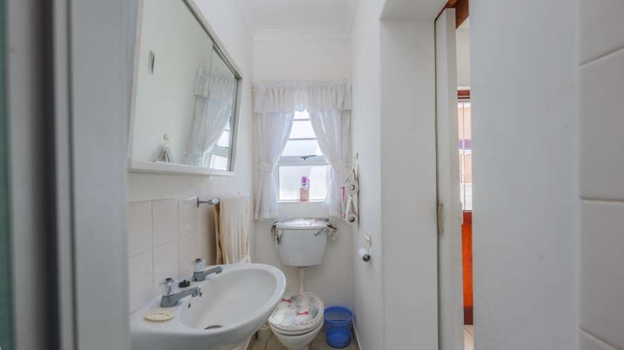 5 Bedroom Property for Sale in Struisbaai Western Cape